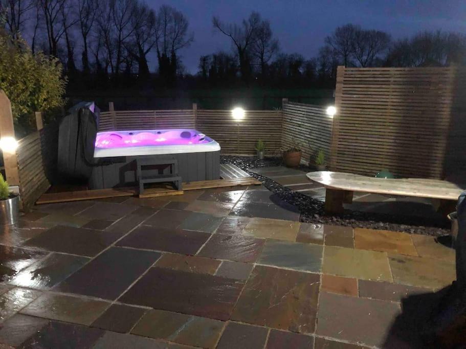 Moors Wood Relaxing ,Tranquil Retreat With Hot Tub Villa Chippenham  Luaran gambar