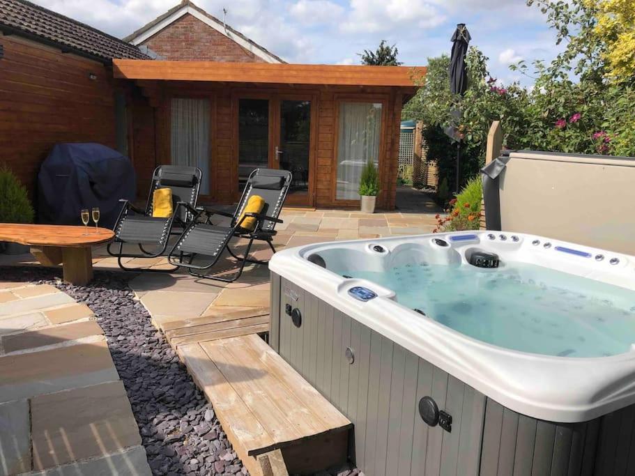 Moors Wood Relaxing ,Tranquil Retreat With Hot Tub Villa Chippenham  Luaran gambar