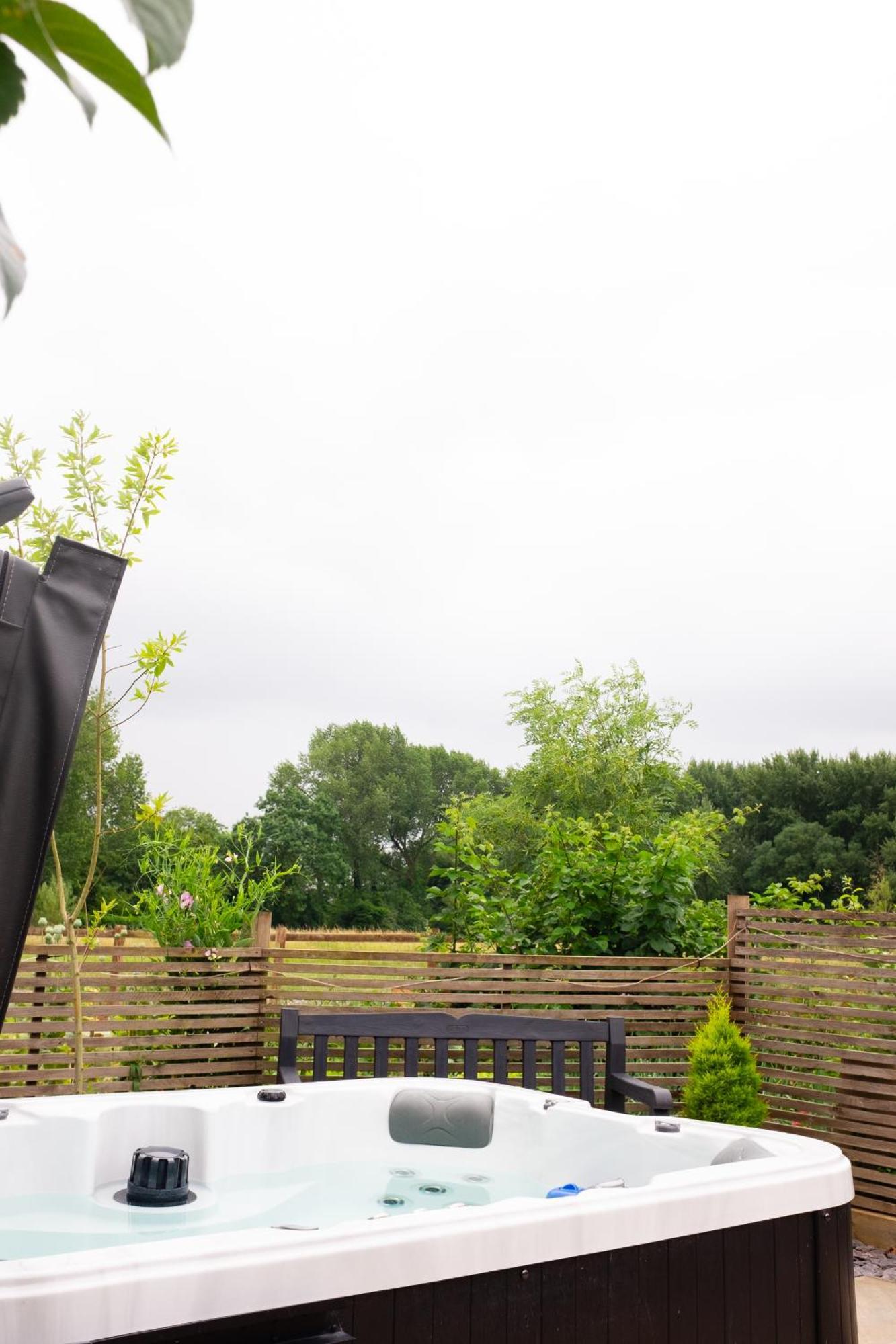 Moors Wood Relaxing ,Tranquil Retreat With Hot Tub Villa Chippenham  Luaran gambar